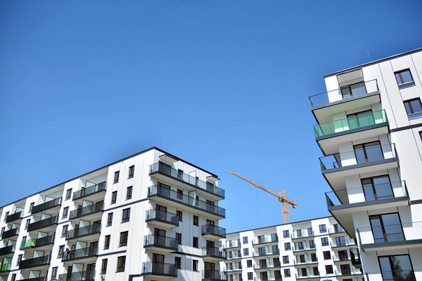 青い空の晴れた日に現代的なアパートの建物。近代的なアパートのファサード - 写真・画像