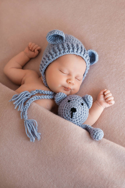 Linda niña recién nacida durmiendo con un oso de peluche
. - Foto, imagen