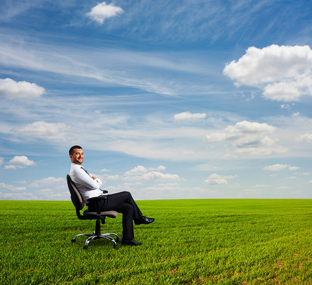 üzletember mező ül és pihenés - Fotó, kép