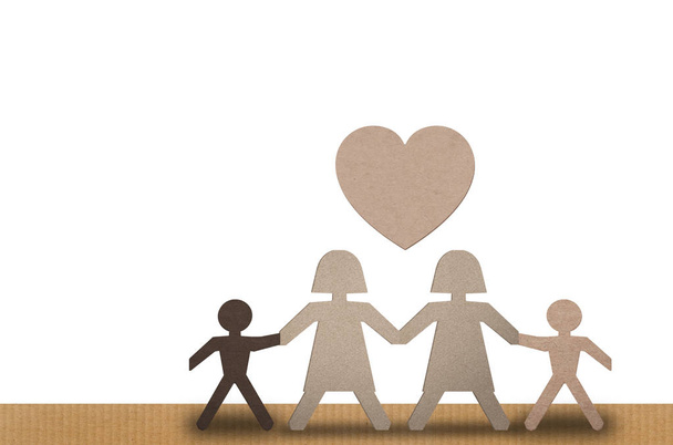 Concept van adoptie en interraciale familie, late adoptie. Papier familie met geadopteerde kinderen en volwassen paar, kinderen met verschillende etniciteiten. - Foto, afbeelding
