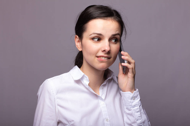 girl in a white shirt communicates on the phone - Foto, immagini