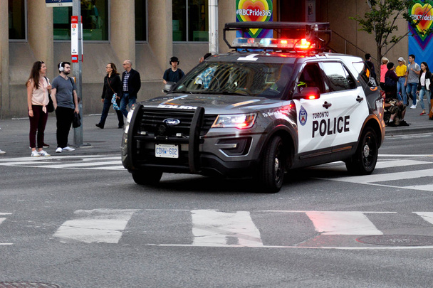 Toronto, ON, Canadá - 21 de junio de 2019: Coche de policía durante la manifestación de la calle de Toronto en el Mes del Orgullo y la Marcha Trans
. - Foto, imagen
