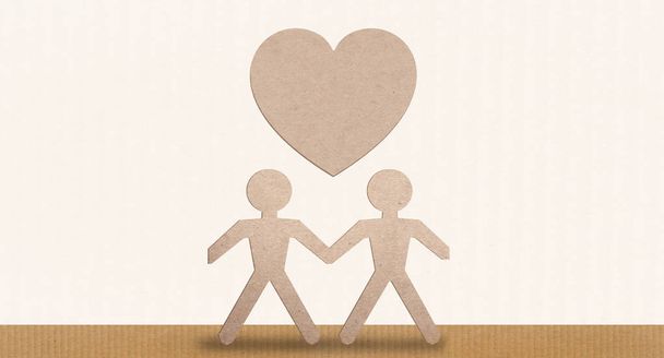 紙の家族のイメージ、男性のカップルを表す紙人形。同性愛の概念. - 写真・画像
