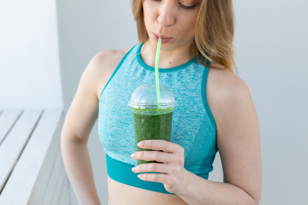 Sağlıklı, spor, diyet ve insan kavramı - Başarılı fitness kentsel kadın detoks smoothie, yakın çekim tavsiye - Fotoğraf, Görsel