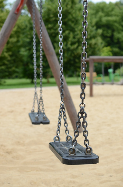 Balanços no parque infantil
 - Foto, Imagem