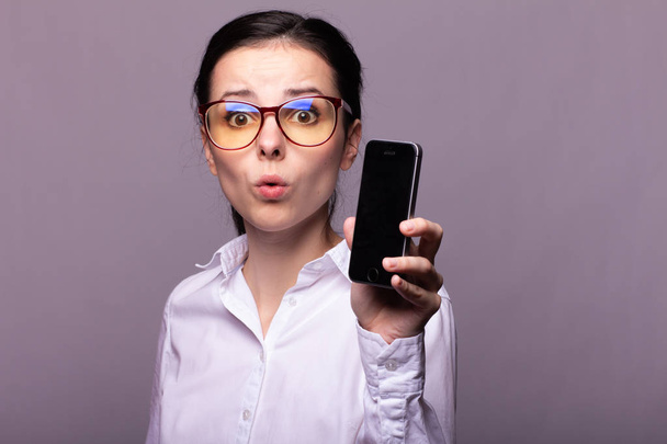girl in a white shirt and glasses communicates on the phone - Foto, Imagen