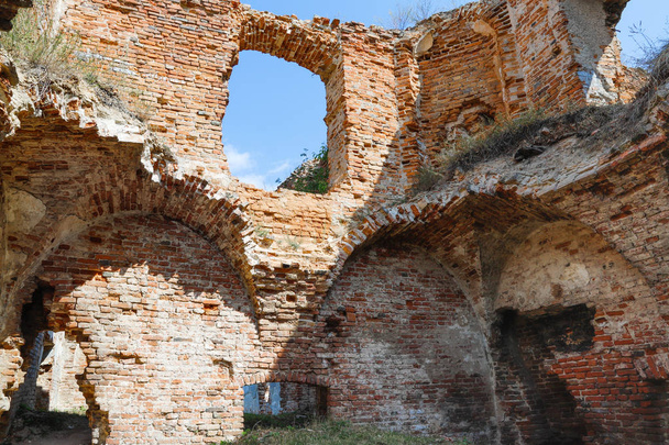 Ruschanski Palast drinnen, die Ruinen der Mauern - Foto, Bild