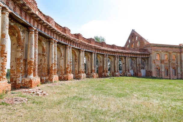 Τα ερείπια του τοιχώματος Ruzhany παλάτι που ανήκουν στο Leo Sapieha, Λευκορωσία, περιοχή Βρέστη, Αύγουστος 2019 - Φωτογραφία, εικόνα