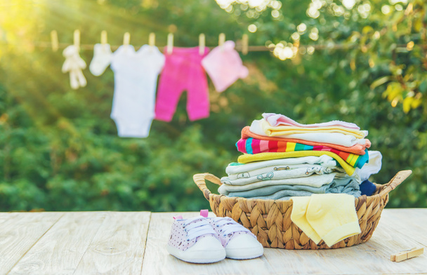 赤ちゃんの服を洗う。リネンは新鮮な空気の中で乾燥します。選択フォーカス. - 写真・画像