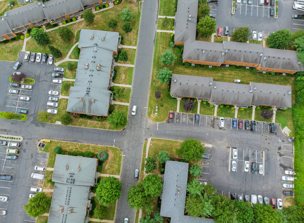 Vista aérea sobre viviendas y carreteras suburbanas en un distrito residencial suburbano
 - Foto, imagen