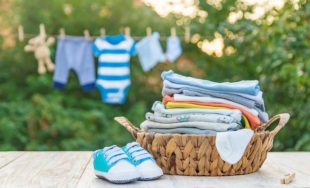 Babykleidung waschen. Wäsche trocknet an der frischen Luft. Selektiver Fokus. - Foto, Bild