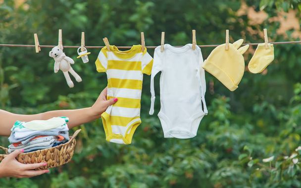 bebek kıyafetleri yıkamak. Keten temiz havada kurur. Seçici odaklama. - Fotoğraf, Görsel