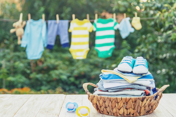Πλύσιμο των μωρών ρούχα. Τα σεντόνια στεγνώνουν στον καθαρό αέρα. Επιλεκτική εστίαση. - Φωτογραφία, εικόνα