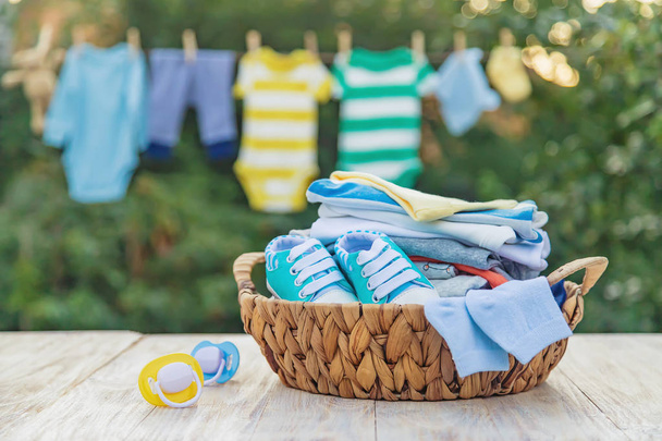 Babykleidung waschen. Wäsche trocknet an der frischen Luft. Selektiver Fokus. - Foto, Bild