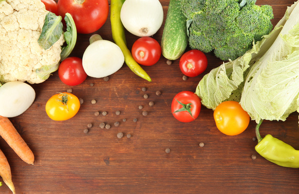 Fresh vegetables in basket on wooden table close-up - Foto, Bild