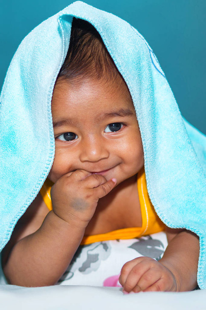Un bambino asiatico di sei mesi di età ride e scherza sotto il
 - Foto, immagini