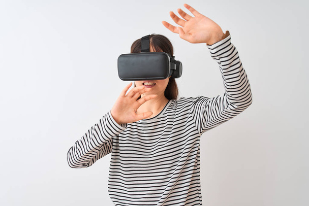 Mulher usando fone de ouvido VR
 - Foto, Imagem