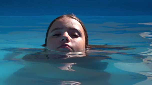Jong tiener meisje in zwembad  - Video