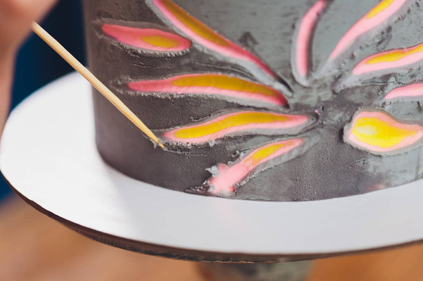 層にスポンジケーキをカットペストリーシェフ。ケーキの生産プロセス.スタックケーキカット. - 写真・画像