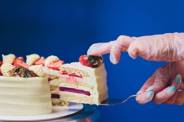 Vanilla ice cream cake with strawberry on top macro. - Fotoğraf, Görsel