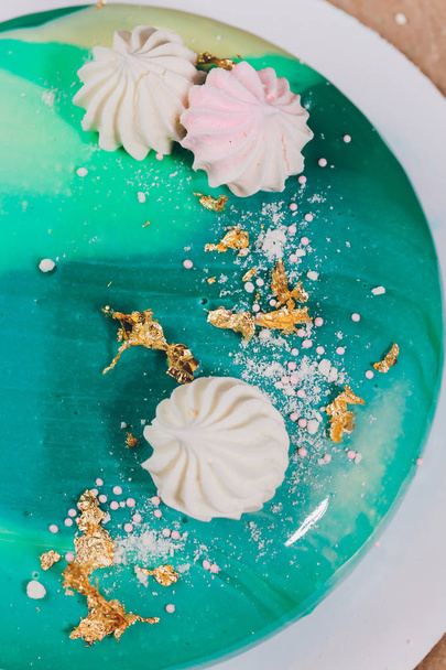 Torta di mousse francese moderna con smalto a specchio verde. Immagine per un menu o un catalogo dolciario
. - Foto, immagini