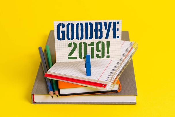 Письменная записка, показывающая "Прощай 2019". Демонстрация деловой фотографии выражает добрые пожелания при расставании или в конце прошлого года
. - Фото, изображение