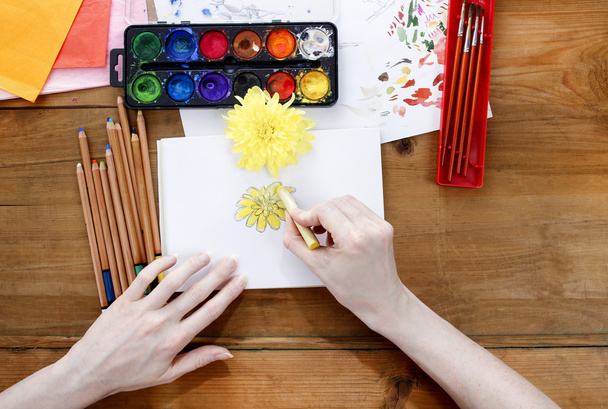 Professional artist painting an chrysanthemum on white paper - Foto, Imagen