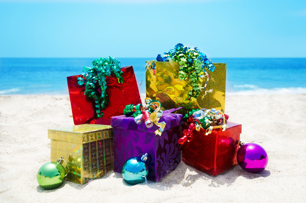 prezenty świąteczne piłkę na plaży - Zdjęcie, obraz
