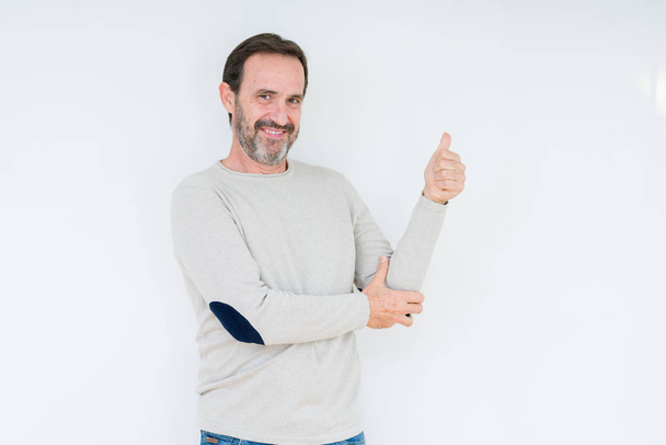 Homem sênior elegante sobre fundo isolado Olhando orgulhoso, sorrindo fazendo polegares para cima gesto para o lado
 - Foto, Imagem