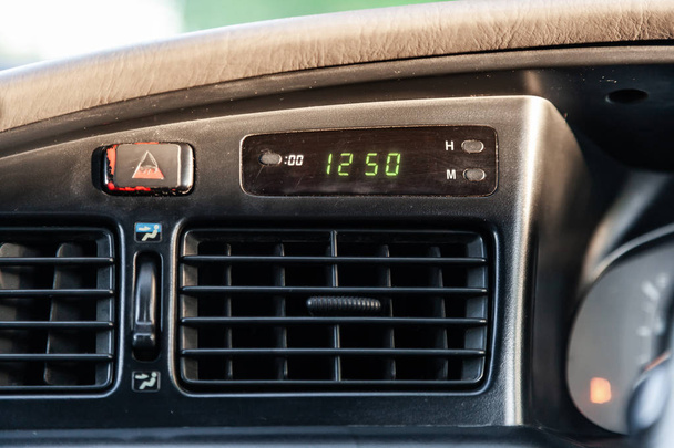 Nowosybirsk, Rosja 07 lipca 2019: Toyota Vista, zbliżenie pulpitu nawigacyjnego z informacjami na temat zegara i innych. nowoczesne wnętrze samochodu - Zdjęcie, obraz
