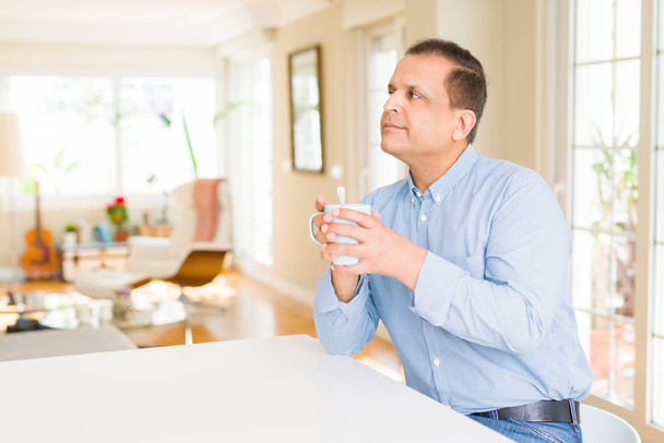 Zevk ve evde bir fincan kahve içme orta yaş erkek - Fotoğraf, Görsel