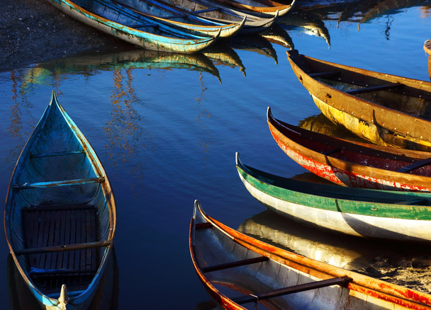 Belle scène avec des petits bateaux sous la lumière dorée
 - Photo, image