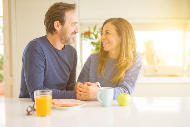 Hermosa pareja romántica de mediana edad que tiene breaskfast saludable en la mañana en casa
 - Foto, Imagen