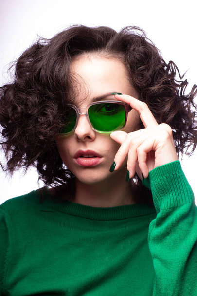 όμορφο κορίτσι σε πράσινα γυαλιά και πράσινο πουλόβερ - Φωτογραφία, εικόνα