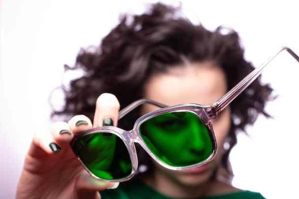 bella ragazza in occhiali verdi e maglione verde
 - Foto, immagini