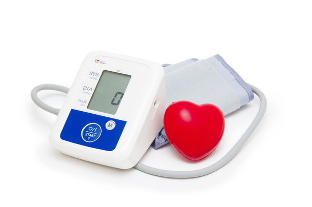 Misuratore di pressione sanguigna digitale con simbolo del cuore d'amore su sfondo bianco
 - Foto, immagini