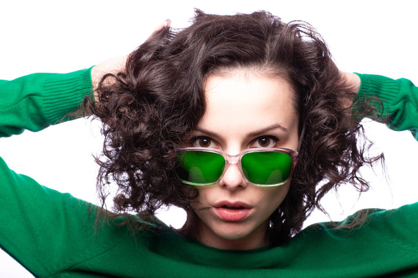 mooi meisje in groene bril en groene trui - Foto, afbeelding