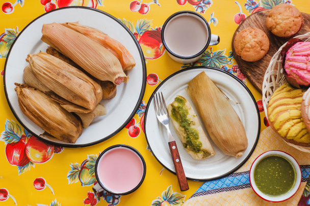 yeşil sos ve atole ile mısır yaprakları meksika tamales, Meksika'da Tamales Kahvaltı - Fotoğraf, Görsel