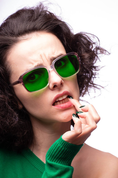 schönes Mädchen in grüner Brille und grünem Pullover - Foto, Bild