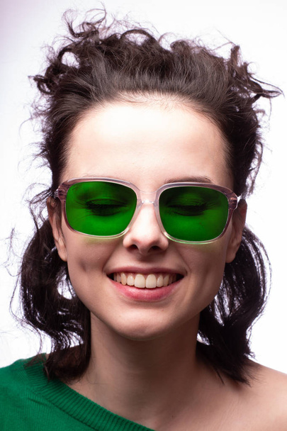 yeşil gözlük ve yeşil kazak güzel kız - Fotoğraf, Görsel