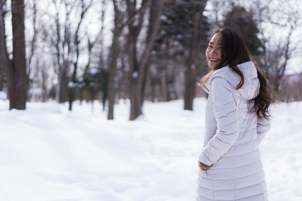 Kar kazanmak seyahat için mutlu gülümseyen güzel genç Asyalı kadın - Fotoğraf, Görsel