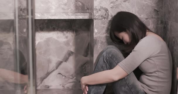 mujer se siente deprimida en esquina
 - Metraje, vídeo