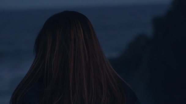 Concepto: Mujeres tristes protagonizando el océano mientras las olas chocan contra los acantilados
. - Metraje, vídeo