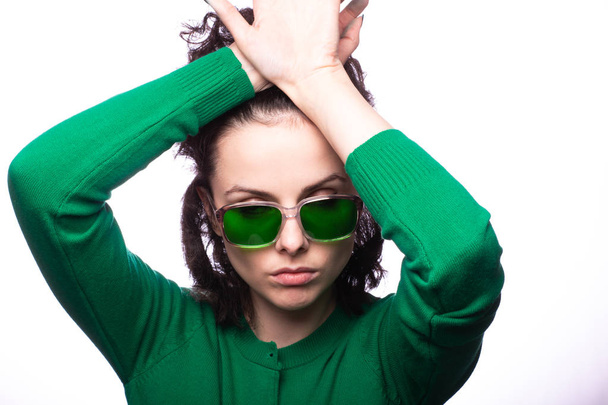 όμορφο κορίτσι σε πράσινα γυαλιά και πράσινο πουλόβερ - Φωτογραφία, εικόνα