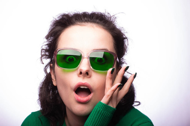 menina bonita em óculos verdes e suéter verde
 - Foto, Imagem