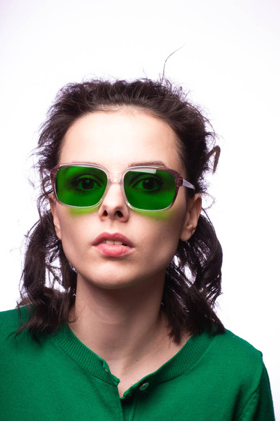 красивая девушка в зеленых очках и зеленом свитере
 - Фото, изображение