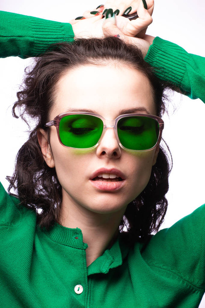 緑のメガネと緑のセーターの美しい女の子 - 写真・画像