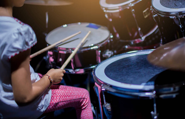rozmazaný obraz dřevěných bubenic v rukách asijských dívek učit se a hrát bubnování v hudební místnosti, koncept hudebního nástroje. - Fotografie, Obrázek