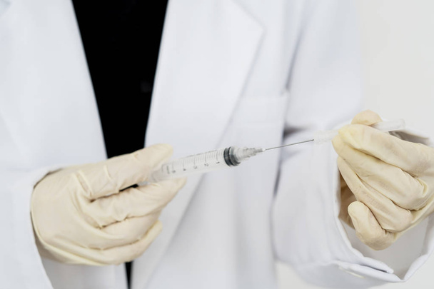 Doctor hands preparing syringe for vaccination - Foto, immagini