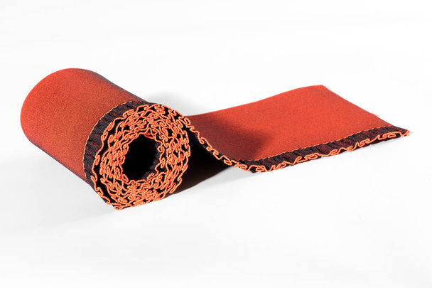 Rolo de fita elástica vermelha colorida com borda
 - Foto, Imagem